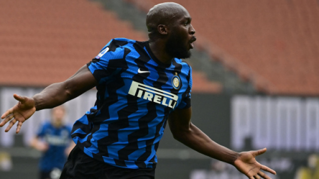 Romelu Lukaku esulta con l'Inter.