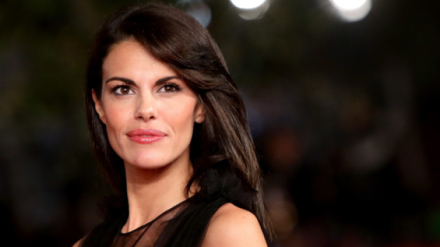 Taglio di capelli e tonalit&agrave;: il caschetto liscio e i colpi di sole per la primavera 2021