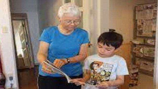 Retrait&eacute;s et orphelins au Canada s'aident &agrave; la lecture dans les maisons de retraite - Capture d'&eacute;cran