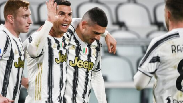 Ronaldo festeggia coi compagni dopo un gol.