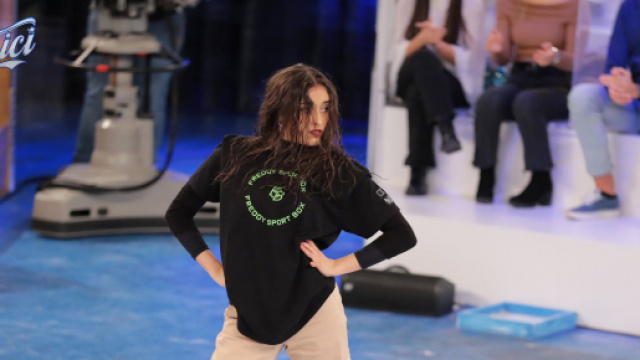 Amici 20, la telespettatrice Margherita regala a Giulia il vestito della madre.