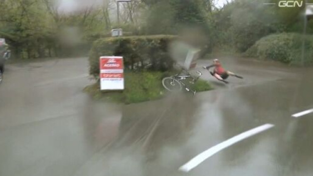 La caduta di Stefan Kung nella terza tappa del Giro di Romandia