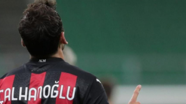 Hakan Calhanoglu potrebbe trasferirsi alla Juventus.