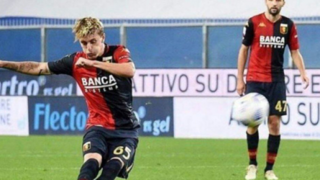 Il centrocampista del Genoa Nicol&ograve; Rovella.