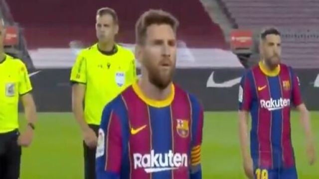 Leo Messi agac&eacute; par l'arbitre du match Bar&ccedil;a / Valladolid. (capture)