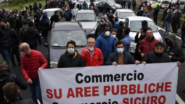 Protesta dei mercatali contro la zona rossa Covid, bloccata l'autostrada Napoli-Caserta
