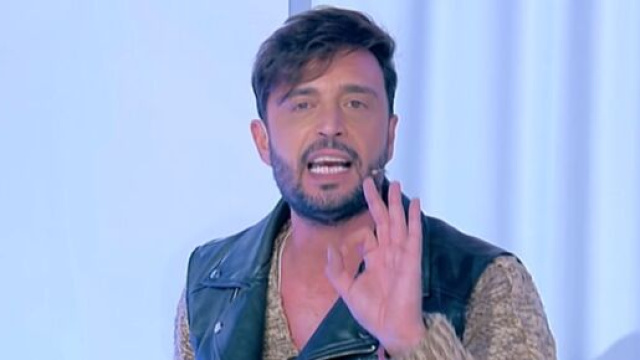 Uomini e Donne, anticipazioni 6 aprile: De Filippi interrompe il racconto 'spinto' di Armando.