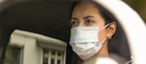 Ser&aacute;n multadas las personas que no usen la mascarilla cuando viajen con personas no convivientes. (Fuente: Twitter: @DGTes)