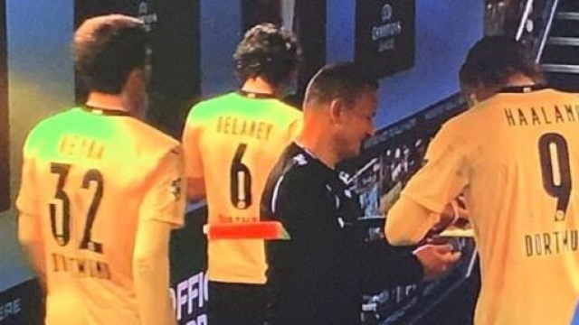 &Agrave; la fin du match, Erling Haaland a sign&eacute; un autographe &agrave; l'arbitre assistant (Credit Twitter : ESPN)