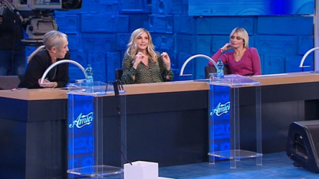 Amici 2021, Costanzo dice la sua sugli scontri: 'Normale che possano non andare d'accordo'.