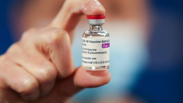 Astrazeneca, l'Ema individua un legame tra vaccino e rare trombosi ma i benefici superano i rischi.