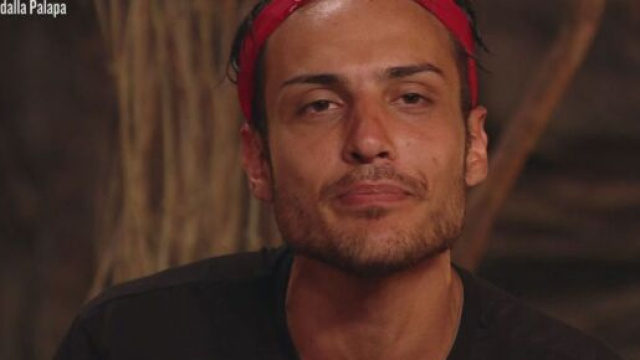 Isola: Awed criticato da alcuni telespettatori per una frase offensiva su Fariba.