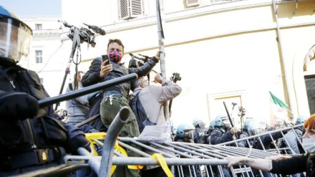 &laquo;Moriamo di crisi&raquo;: protesta e disordini davanti a Montecitorio.