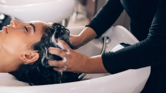 Ogni quanto lavare i capelli: cosa dicono gli esperti e miti da sfatare sulla chioma.
