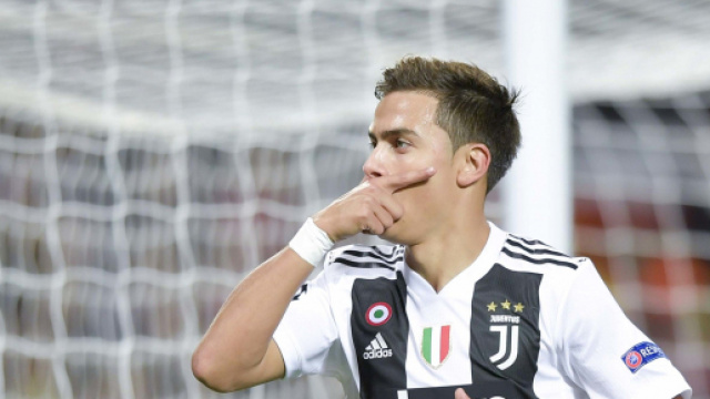 Paulo Dybala esulta dopo un gol con la Juventus.