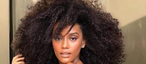 Ta&iacute;s Araujo &eacute; formada em jornalismo (Divulga&ccedil;&atilde;o)