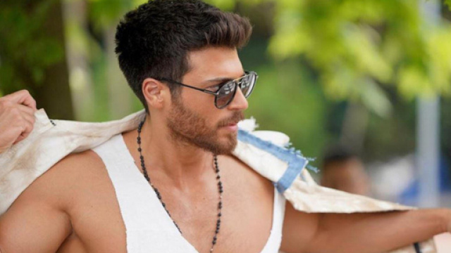 Can Yaman replica ai denigratori su Instagram.