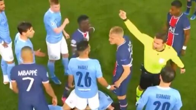 Bakker et Mahrez s'embrouillent pendant PSG vs Manchester City (cr&eacute;dit : capture d'&eacute;cran RMC Sport).
