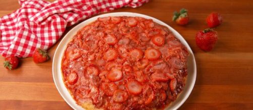 Best upside down strawberry cake (Image source: Delish/YouTube)