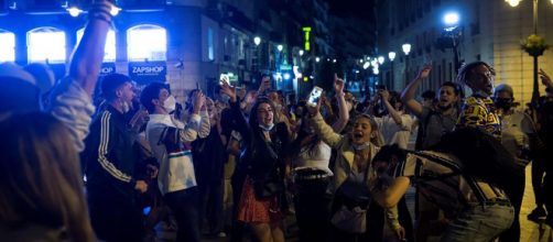 J&oacute;venes celebrando el fin del estado de alarma en Puerta del Sol, Madrid (Twitter: @policia)