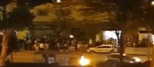 Tras finalizar el Estado de Alarma multitudes se aglomeran para celebrarlo y un enfermero de la UCI Covid es testigo - (Twitter @saavooiinii)