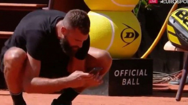 Beno&icirc;t Paire craque encore et prend en photo une marque litigieuse (Source : Eurosport France - video capture)