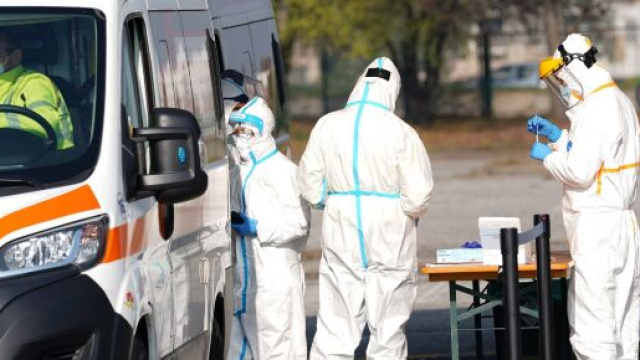 Medici ed infermieri impegnati durante le vaccinazioni.