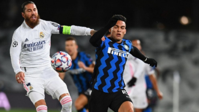 Lautaro Martinez e Sergio Ramos in un'azione di gioco