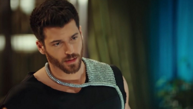 Mr Wrong spoiler turchi: Ezgi assiste alla proposta di nozze che Soner fa alla sua ragazza.