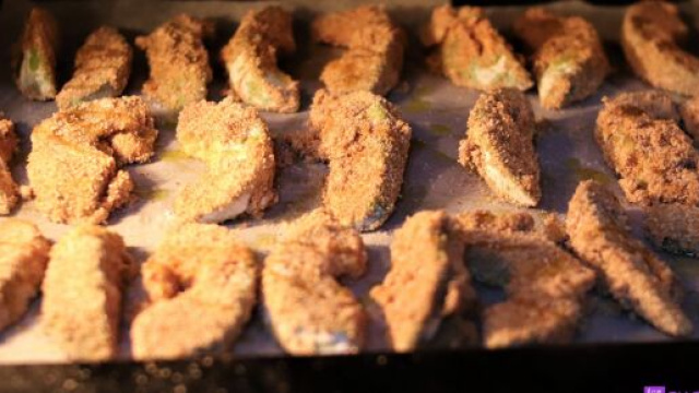 Chips di avocado da cuocere in forno.