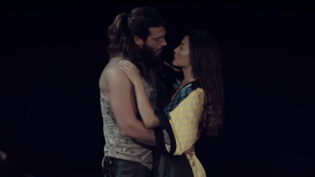 DayDreamer, spoiler al 21 maggio: Can e Sanem si risvegliano abbracciati in spiaggia.