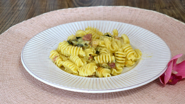 Fusilli con zucchine e pancetta, un primo piatto cremoso e facile da preparare.