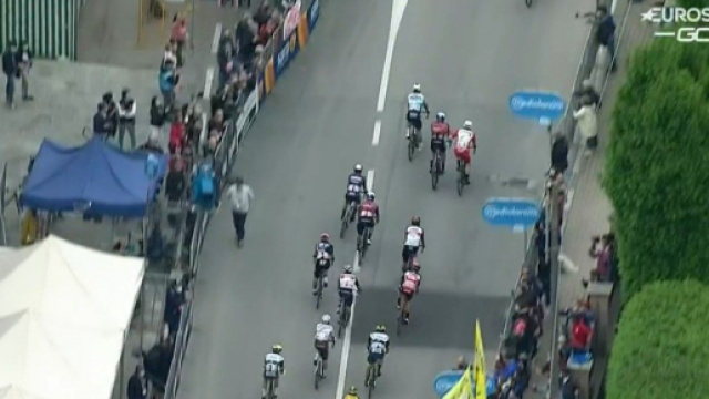 La reazione di Elia Viviani contro Cimolai dopo il traguardo di Canale.