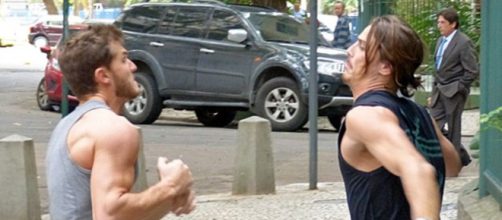 Leonardo e Robert&atilde;o brigam em 'imp&eacute;rio'. (Reprodu&ccedil;&atilde;o/TV Globo)