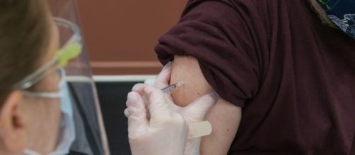 Personas vacunadas s&iacute; pueden infectarse y contagiar a los dem&aacute;s. (Unsplash)