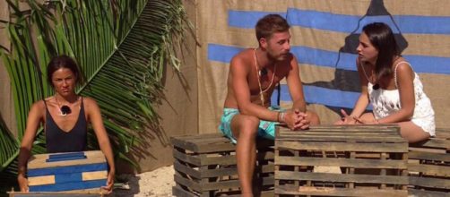 Tom y Sandra rompen su relaci&oacute;n ante la atenta mirada de Melyssa. Twitter @telecincoes