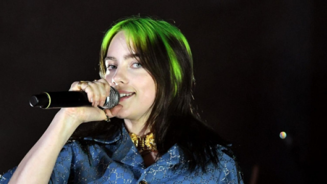 Billie Eilish: il live di Your Power nel deserto assieme al fratello Finneas.