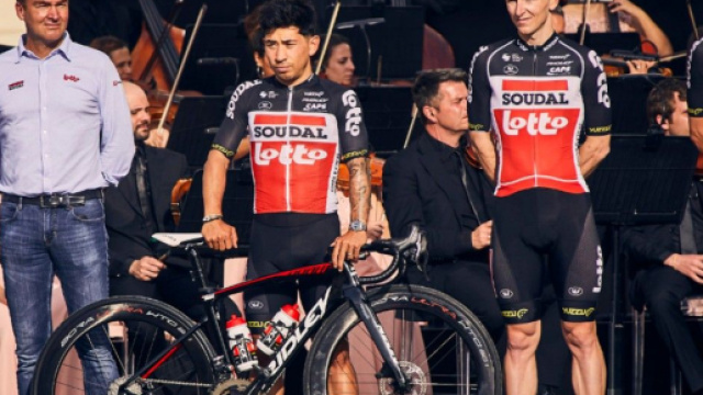 Caleb Ewan con la bici Ridley alla presentazione del Giro d'Italia.
