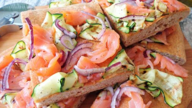 Pizzette al salmone, uno snack semplice e veloce.