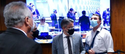 Fl&aacute;vio Bolsonaro e Renan Calheiros batem boca na CPI da Covid (Marcos Oliveira/Agencia Senado)