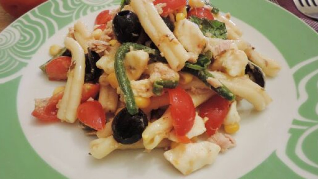 Insalata fredda con pasta e pollo.