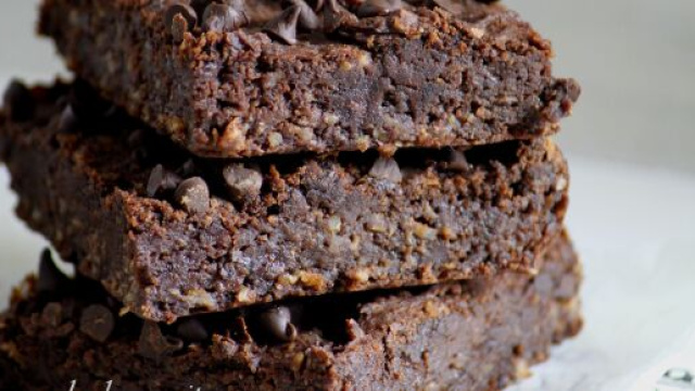 Dolcetti vegani con le nocciole e il cioccolato.