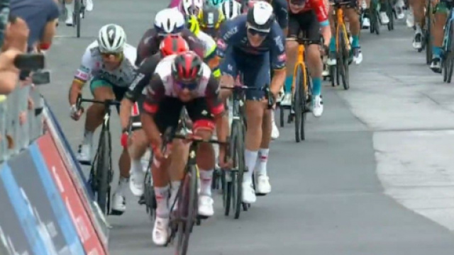 La volata della tappa di Termoli del Giro d'Italia.