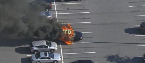 Carro pega fogo ap&oacute;s homem usar &aacute;lcool em gel e acender cigarro (Arquivo Blasting News)