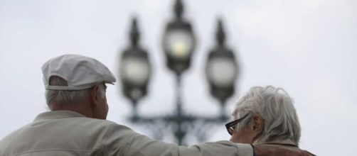 Casal morre de Covid-19 no mesmo dia depois de viverem juntos por 50 anos (Arquivo Blasting News)