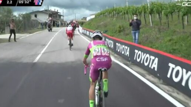 Victor Lafay stacca Giovani Carboni sulla salita di Guardia Sanframondi