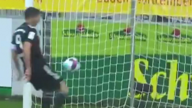 Fribourg - Bayern Munich : L&rsquo;incroyable rat&eacute; de Lewandowski (Source : BeIN Sport - capture)