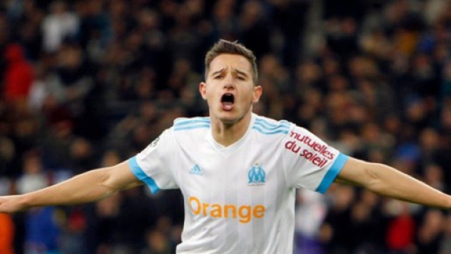 L&rsquo;attaquant de l&rsquo;OM, Florian Thauvin, a pris la pose avec un jeune fan qui lui ressemble fortement (Source : Instagram @flotov)