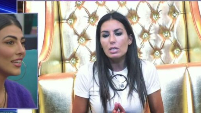 Elisabetta Gregoraci criticata sui socialElisabetta Gregoraci, critiche web per l'amore con Coletti: 'Giulia Salemi una signora'.