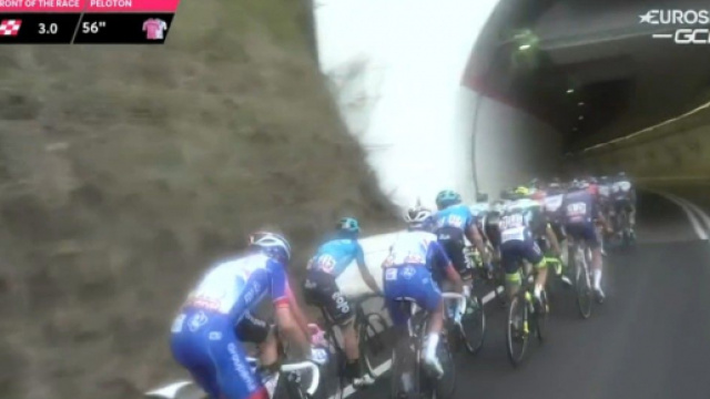 Il gruppo nel tunnel dove &egrave; avvenuto l'incidente a Evenepoel.